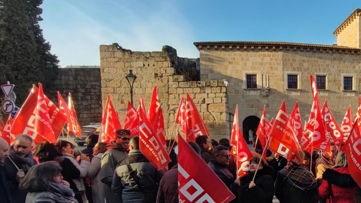 Concentracin de CCOO frente a la Junta de Extremadura