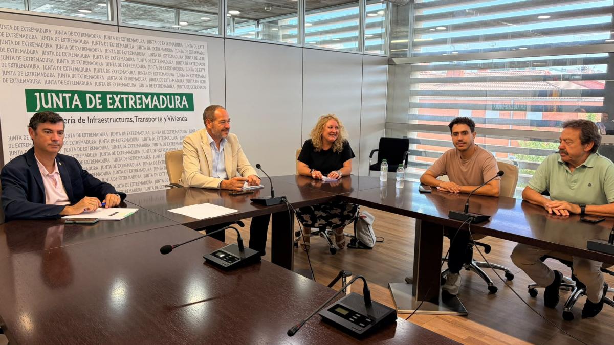 Reunión con el consejero de Infraestructuras, Transporte y Vivienda de la Junta de Extremadura, Francisco José Ramírez González