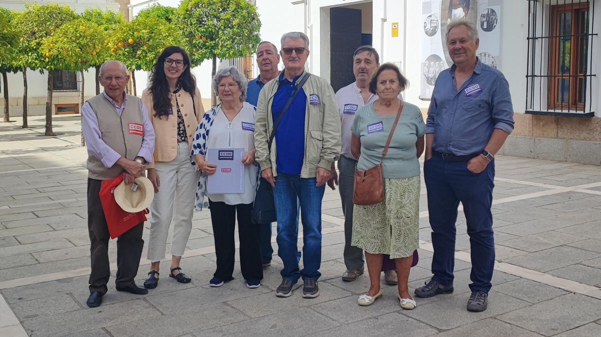 Entrega del Manifiesto por el Da Internacional de las Personas Mayores en la Asamblea de Extremadura