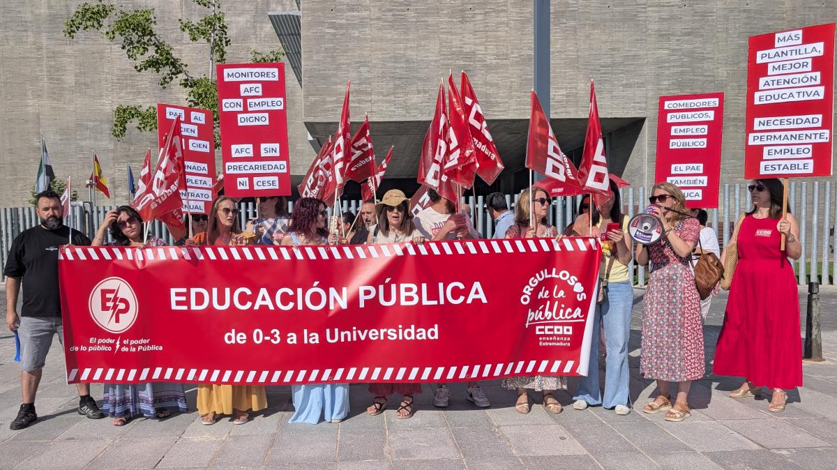 Concentración de la Federación de Enseñanza de CCOO de Extremadura