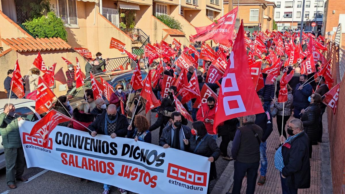 Concentración en Badajoz frente a la sede de la patronal extremeña CREEX