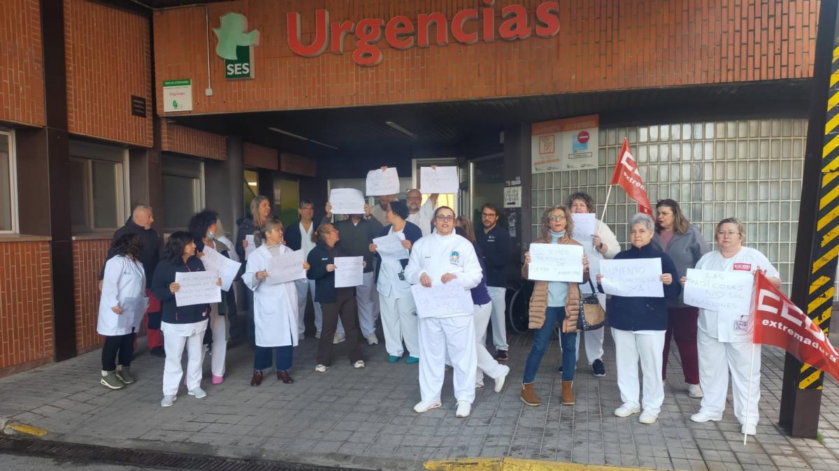 Concentración a las puertas del Hospital de Campo Arañuelo