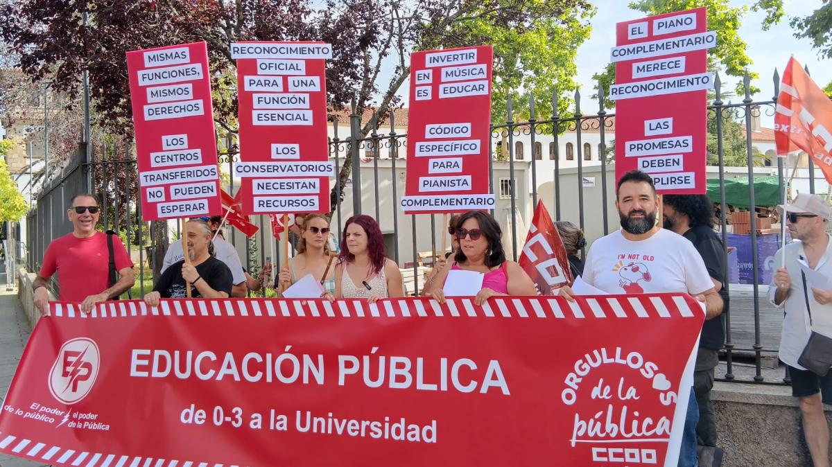 Concentración de la Federación de Enseñanza de CCOO de Extremadura en Cáceres