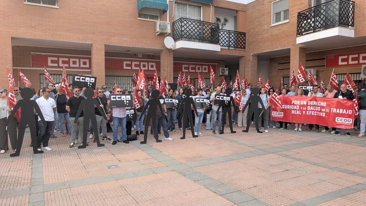 Concenttración a las puertas de la sede del sindicato en Mérida