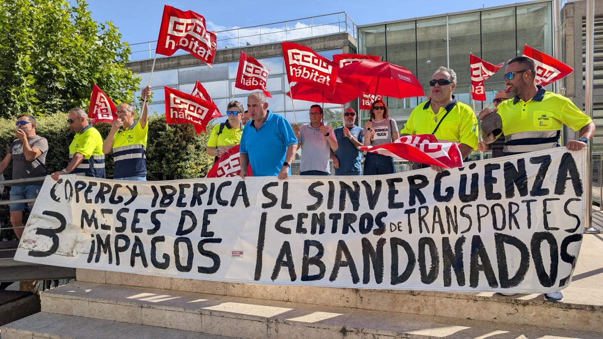 La plantilla de los diez centros de transporte de Extremadura se ha concentrado frente a la Consejería de Infraestructuras, Transporte y Vivienda