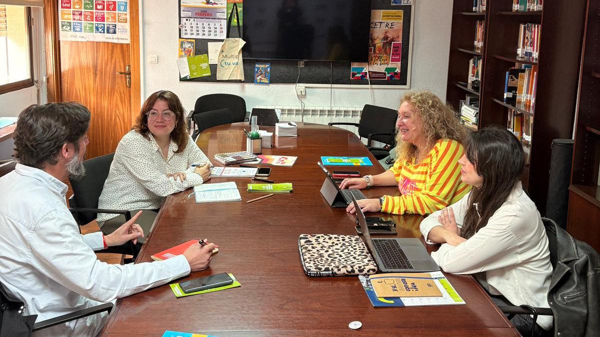 Reunión con el Consejo de la Juventud de Extremadura