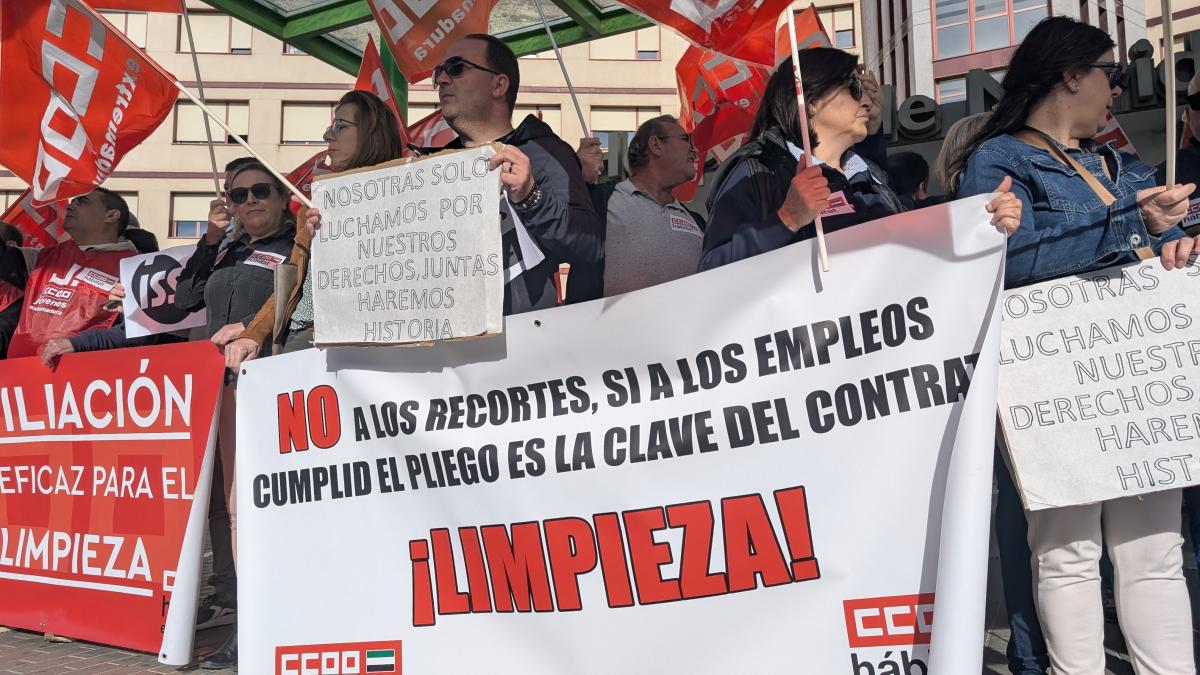 Pasada concentración frente al Hospital de Mérida