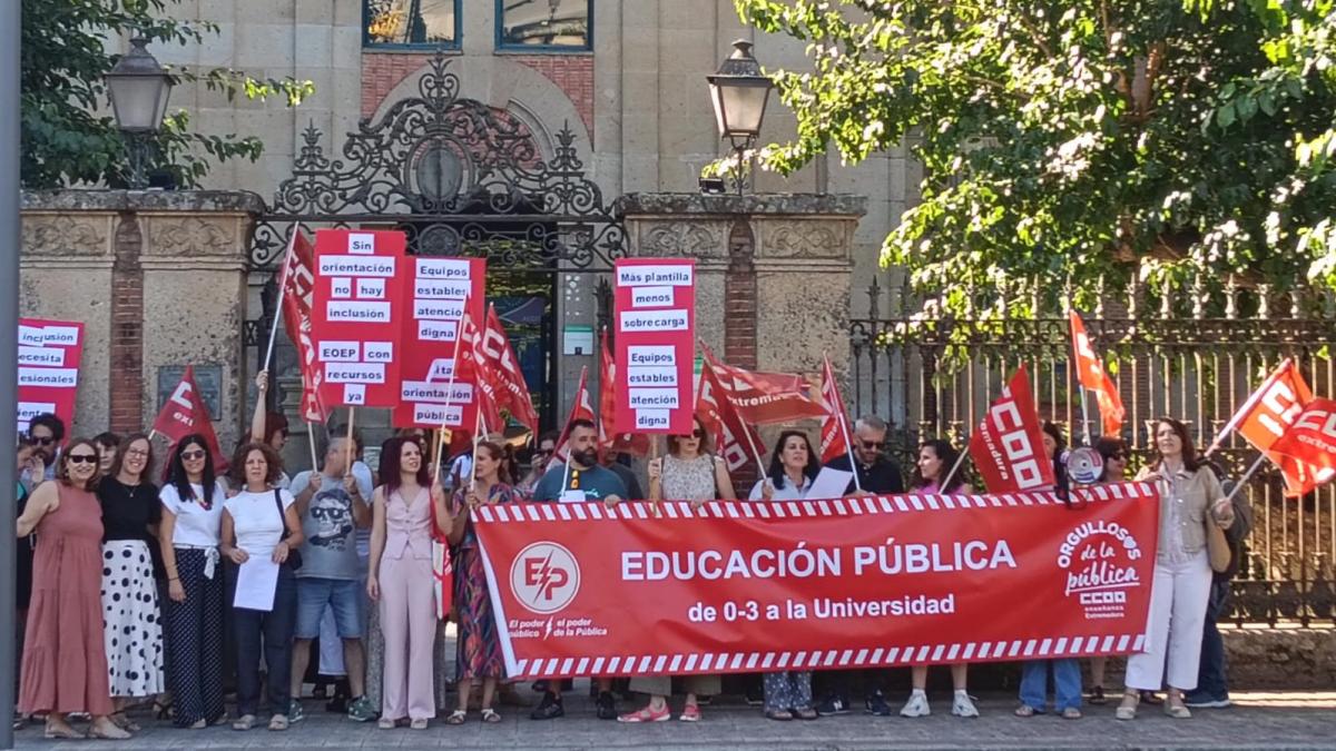 Concentración de la Federación de Enseñanza de CCOO de Extremadura en Plasencia